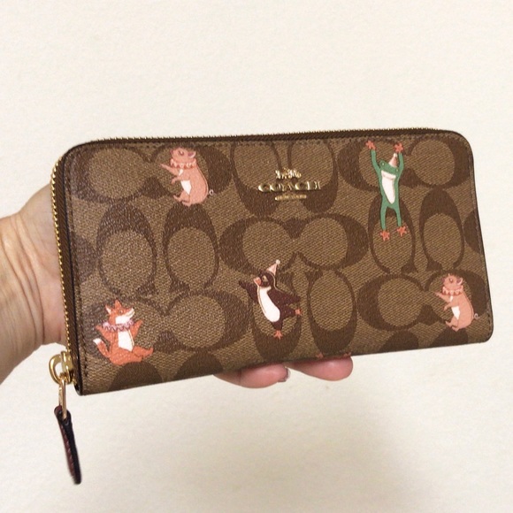 Coach Handbags - 💃Coach Accordion Zip Wallet In Signature Canvas